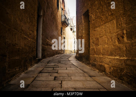 Une route étroite typique et historique y compris murs pavées de Mdina, Malte. Banque D'Images