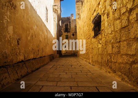 Une route étroite typique et historique y compris murs pavées de Mdina, Malte. Banque D'Images