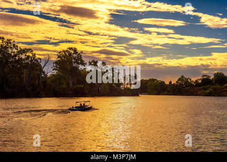 Coucher de soleil sur le fleuve Murray avec un bateau à Mildura, Australie Banque D'Images