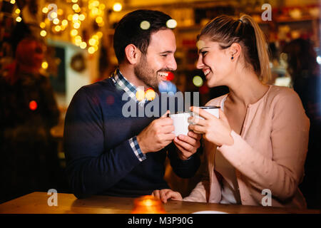 En couple romantique dans un pub de nuit Banque D'Images