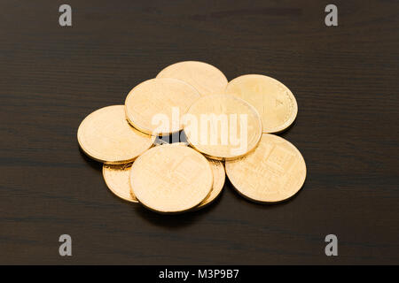 Heap of golden bitcoins Banque D'Images