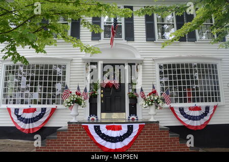 Une vieille maison à Canvey Island Rhode island USA décoré de guirlandes de drapeaux américains et des fleurs pour le 4 juillet 2017 maison de vacances Banque D'Images