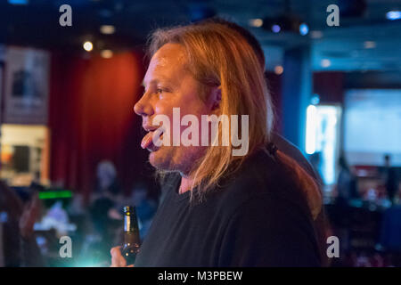 Las Vegas, USA. Le 08 février, 2018. Vince Neil chante karaoké à son anniversaire le 8 février 2018 à ses propres Vince Neil's restaurant Tatuado intérieur Circus Circus Casino à Las Vegas, NV. Crédit : l'accès Photo/Alamy Live News Banque D'Images