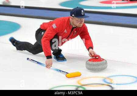 Gangneung, Corée du Sud. 12 Février, 2018. Gangneung, Corée du Sud. 12 Février, 2018. Cameron Smith (GBR). La formation de Curling de mens. Jeux Olympiques d'hiver de Pyeongchang 2018 centre de curling de Gangneung. Gangneung. République de Corée. 12/02/2018. Credit : Sport en images/Alamy Live News Banque D'Images