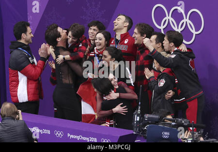 Pyeongchang, Corée du Sud. 12 Février, 2018. Équipe Canada célébrer remportant la médaille d'or Médaille de l'équipe de patinage artistique de l'événement à l'occasion des Jeux Olympiques d'hiver de PyeongChang 2018, à Gangneung Ice Arena, de Corée du Sud, le 12 février 2018. Credit : Han Yan/Xinhua/Alamy Live News Banque D'Images