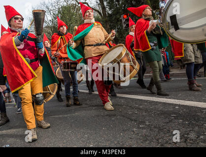 Paris, France. Feb 11, 2018. Une bande de musiciens de rue déguisée effectue pendant le Carnaval de Paris 2018. Credit : Radu Razvan/Alamy Live News Banque D'Images