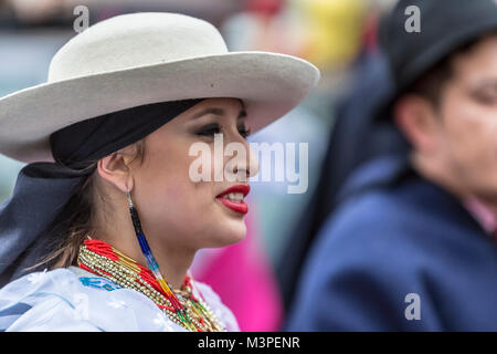 Paris, France. Feb 11, 2018. Portrait d'une danseuse équatorienne d'effectuer dans la rue pendant le Carnaval de Paris 2018. Credit : Radu Razvan/Alamy Live News Banque D'Images