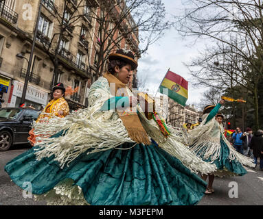 Paris, France. Feb 11, 2018. Danseuses boliviennes d'effectuer dans la rue pendant le Carnaval de Paris 2018. Credit : Radu Razvan/Alamy Live News Banque D'Images