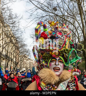 Paris, France. Feb 11, 2018. Portrait de la rue d'une personne déguisée pendant le Carnaval de Paris 2018. Credit : Radu Razvan/Alamy Live News Banque D'Images