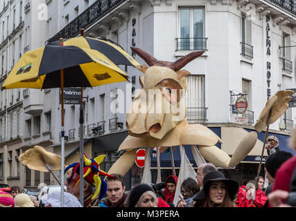 Paris, France. Feb 11, 2018. Image d'une mascotte au-dessus de la foule pendant le Carnaval de Paris 2018. Credit : Radu Razvan/Alamy Live News Banque D'Images