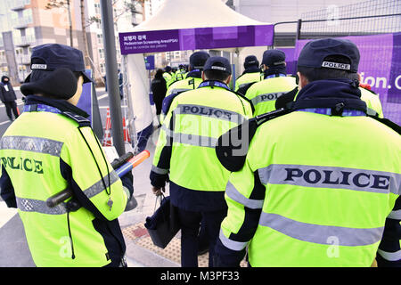 Pyeongchang, Corée du Sud. 12 Février, 2018. Les agents de police à Pyeongchang, Corée du Sud, 12 février 2018. Crédit : Peter Kneffel/dpa/Alamy Live News Banque D'Images