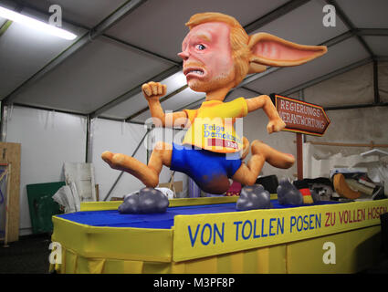 Une caricature politique avec flotteur 'Christian Lindner, politicien FDP' est préparé pour le Rosenmontag (Lundi Gras) carnival procession à Duesseldorf, Allemagne, 12 février 2018. Photo : Marcel Kusch/dpa Banque D'Images