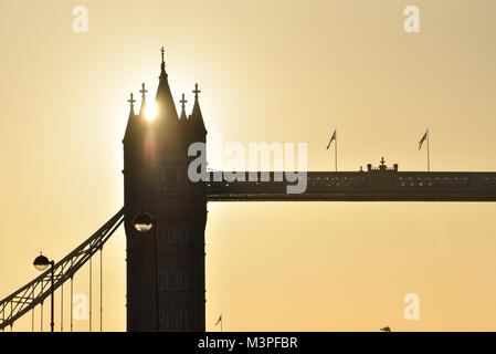 London Bridge, London, UK. 12 février 2018. Météo britannique. Tôt le matin, le soleil dans le centre de Londres. Crédit : Matthieu Chattle/Alamy Live News Banque D'Images