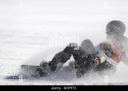 Pyeongchang, Corée du Sud. 12 Février, 2018. Canada Laurie Blouin tombe au cours de la Ladies' snowboard slopestyle finale au Jeux Olympiques d'hiver de PyeongChang 2018 au Phoenix parc de neige à PyeongChang, Corée du Sud, le 12 février 2018. Credit : Fei Maohua/Xinhua/Alamy Live News Banque D'Images