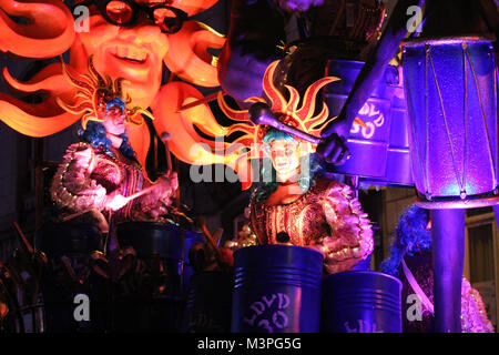 Alost, Belgique. Feb 11, 2018. Les participants du carnaval d'Alost inconnu célébrer au cours de la Street Parade annuelle. Aalst Carnival est reconnu par l'UNESCO en tant qu'événement de patrimoine culturel immatériel. Credit : Imladris/Alamy Live News. Banque D'Images