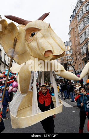 Paris, France. Feb 11, 2018. Le 21e Carnaval de Paris a commencé à partir de la Place Gambetta à la place de la République, dimanche 11 février 2018 à Paris, France. Credit : Bernard Menigault/Alamy Live News Banque D'Images