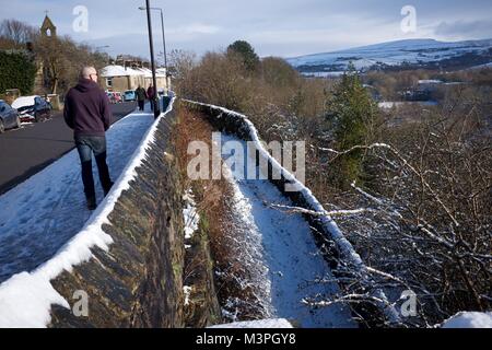 New Mills, Derbyshire, Royaume-Uni. 12 Février, 2018. Du jour au lendemain de la neige dans les nouvelles usines, High Peak, Derbyshire. Crédit : John Fryer/Alamy Live News Banque D'Images