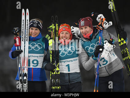 Pyeongchang, Corée du Sud. 12 Février, 2018. Laura Champion Dahlmeier (C) de l'Allemagne, deuxième placé Anastasiya Kuzmina (R) à partir de la Slovaquie et de troisième placé Jean Bescond de France célébrer au cours de la cérémonie des sites 10km poursuite biathlon de l'événement à l'occasion des Jeux Olympiques d'hiver de PyeongChang 2018 au Centre de préparation au biathlon d'Alpensia PyeongChang, en Corée du Sud, le 12 février 2018. Laura Dahlmeier champion revendiquée dans un temps de 30:35.3. Credit : Wang Haofei/Xinhua/Alamy Live News Banque D'Images