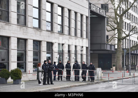 Berlin, Allemagne. 12 Février, 2018. Sécuriser des policiers l'entrée de l'Hôtel Maritim où la réception de l'ambassade d'Iran a lieu. À l'occasion du 39e anniversaire de la révolution iranienne, l'ambassade d'Iran à Berlin a invité certains politiciens et membres du Bundestag à une réception à l'hôtel. Photo : Markus Heine/SOPA/ZUMA/Alamy Fil Live News Banque D'Images