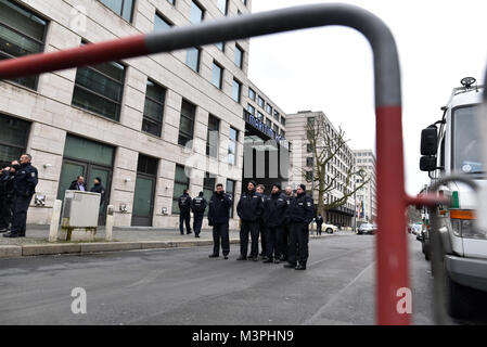 Berlin, Allemagne. 12 Février, 2018. Sécuriser des policiers l'entrée de l'Hôtel Maritim où la réception de l'ambassade d'Iran a lieu. À l'occasion du 39e anniversaire de la révolution iranienne, l'ambassade d'Iran à Berlin a invité certains politiciens et membres du Bundestag à une réception à l'hôtel. Photo : Markus Heine/SOPA/ZUMA/Alamy Fil Live News Banque D'Images