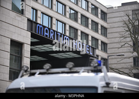 Berlin, Allemagne. 12 Février, 2018. Sécuriser des policiers l'entrée de l'Hôtel Maritim où la réception de l'ambassade d'Iran a lieu. À l'occasion du 39e anniversaire de la révolution iranienne, l'ambassade d'Iran à Berlin a invité certains politiciens et membres du Bundestag à une réception à l'hôtel. Photo : Markus Heine/SOPA/ZUMA/Alamy Fil Live News Banque D'Images