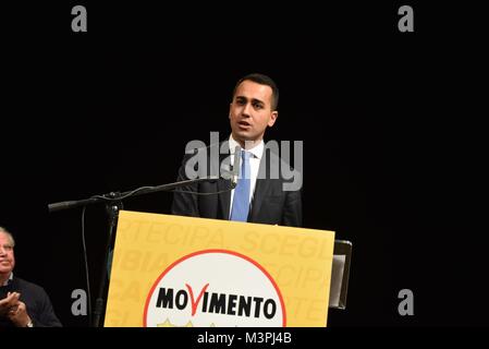 Naples, Italie. 12 Février, 2018. Naples, le chef de la circulation de cinq étoiles (M5S) candidat au poste de Premier ministre Luigi Di Maio présente son programme électoral pour les prochaines élections générales de mars dans une convention à l'théâtre Sannazzaro à Naples. Dans le Luigi Di Maio : Crédit Photo Agency indépendante/Alamy Live News Banque D'Images