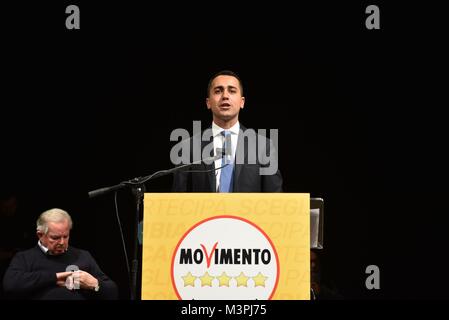 Naples, Italie. 12 Février, 2018. Naples, le chef de la circulation de cinq étoiles (M5S) candidat au poste de Premier ministre Luigi Di Maio présente son programme électoral pour les prochaines élections générales de mars dans une convention à l'théâtre Sannazzaro à Naples. Dans le Luigi Di Maio : Crédit Photo Agency indépendante/Alamy Live News Banque D'Images