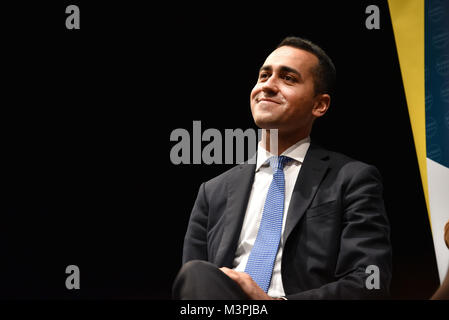 Naples, Italie. 12 Février, 2018. Naples, le chef de la circulation de cinq étoiles (M5S) candidat au poste de Premier ministre Luigi Di Maio présente son programme électoral pour les prochaines élections générales de mars dans une convention à l'théâtre Sannazzaro à Naples. Dans le Luigi Di Maio : Crédit Photo Agency indépendante/Alamy Live News Banque D'Images