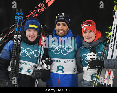 (180212) -- PYEONGCHANG, 12 février 2018 (Xinhua) -- Martin Fourcade Champion (C) de France, deuxième placé Sebastian Samuelsson (L) à partir de la Suède et de troisième placé Benedikt Doll de Allemagne posent pour des photos au cours de la cérémonie le lieu men's 12,5km poursuite biathlon de l'événement à l'occasion des Jeux Olympiques d'hiver de PyeongChang 2018 au Centre de préparation au biathlon d'Alpensia, Février 12, 2018. (Xinhua/Wang Haofei) Banque D'Images