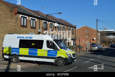 Londres, Royaume-Uni, 12 février 2018 Réponse de la Police métropolitaine de la Deuxième Guerre mondiale, bombe non explosée incident à l'aéroport de London City in London's Royal Docks Crédit : Christy/Alamy Live News. Banque D'Images