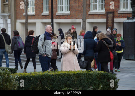 London,UK,12 Février 2018 ciel bleu,comme les enfants visiter Londres au début de la moitié Terme. Les bateaux touristiques étaient occupés sur la Tamise comme personnes habiller chaudement tout en appréciant les paysages et monuments de Londres©Keith Larby/Alamy Live News Banque D'Images