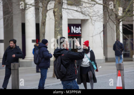 London,UK,12 Février 2018 ciel bleu,comme les enfants visiter Londres au début de la moitié Terme. Les bateaux touristiques étaient occupés sur la Tamise comme personnes habiller chaudement tout en appréciant les paysages et monuments de Londres©Keith Larby/Alamy Live News Banque D'Images