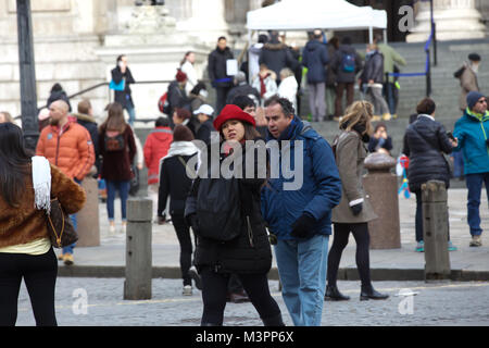 London,UK,12 Février 2018 ciel bleu,comme les enfants visiter Londres au début de la moitié Terme. Les bateaux touristiques étaient occupés sur la Tamise comme personnes habiller chaudement tout en appréciant les paysages et monuments de Londres©Keith Larby/Alamy Live News Banque D'Images