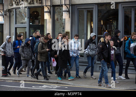 London,UK,12 Février 2018 ciel bleu,comme les enfants visiter Londres au début de la moitié Terme. Les bateaux touristiques étaient occupés sur la Tamise comme personnes habiller chaudement tout en appréciant les paysages et monuments de Londres©Keith Larby/Alamy Live News Banque D'Images