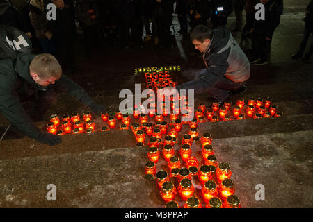 Moscou, Russie. 12 Février, 2018. Les gens font des bougies pour pleurer les victimes dans l'accident d'avion AN-148 près de la Cathédrale du Christ Sauveur à Moscou, Russie, le 12 février 2018. Les sauveteurs ont probablement récupéré le deuxième enregistreur de données de vol de l'avion AN-148 qui s'est écrasé dans la région de Moscou le dimanche, le Ministère des situations d'urgence russe, a déclaré lundi. Source : Xinhua/Alamy Live News Banque D'Images