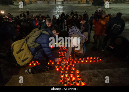 Moscou, Russie. 12 Février, 2018. Les gens font des bougies pour pleurer les victimes dans l'accident d'avion AN-148 près de la Cathédrale du Christ Sauveur à Moscou, Russie, le 12 février 2018. Les sauveteurs ont probablement récupéré le deuxième enregistreur de données de vol de l'avion AN-148 qui s'est écrasé dans la région de Moscou le dimanche, le Ministère des situations d'urgence russe, a déclaré lundi. Source : Xinhua/Alamy Live News Banque D'Images