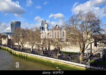 12 Février, 2018. Météo britannique. Un jour froid et clair sur la rive nord de la Tamise près de la Tour de Londres très occupé avec les enfants visiter l'emblématique et historique de Londres monument au cours de leurs petites vacances d'hiver. Clair et lumineux du soleil sur un gel des hivers froids journée avec ciel bleu à la Tour de Londres dans le centre de Londres. Crédit : Steve Hawkins Photography/Alamy Live News Banque D'Images