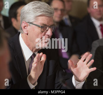 12 février 2018 - Washington, District de Columbia, États-Unis d'Amérique - Phil Bryant, Gouverneur du Mississippi participe à une réunion avec l'état et les responsables locaux au sujet de l'Atout plan d'infrastructure, 12 février 2018 à la Maison Blanche à Washington, DC. Crédit : Chris Kleponis / CNP (crédit Image : © Chris Kleponis/CNP via Zuma sur le fil) Banque D'Images