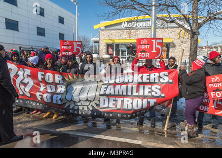 Detroit, Michigan, USA - 12 février 2018 - à l'occasion du 50e anniversaire de la grève des travailleurs de l'assainissement 1968 Memphis, restauration rapide et autres travailleurs peu rémunérés ont marché de Martin Luther King Memorial Park d'un restaurant McDonalds, exigeant un salaire minimum de 15 $. Crédit : Jim West/Alamy Live News Banque D'Images