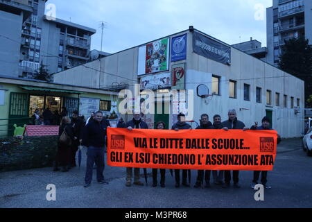 12 février 2018 - Un groupe de chômeurs de scampia prétendant pour manque de travail..Le Président de la Chambre des Députés italienne a visité Scampia au centre sportif de Gianni Maddaloni, père de la championne olympique de Sydney 200 Judo en judo..Un grand nombre de citoyens l'attendaient, ainsi qu'un groupe de manifestants de Scampia's work (Image Crédit : © Fabio Sasso via Zuma sur le fil) Banque D'Images