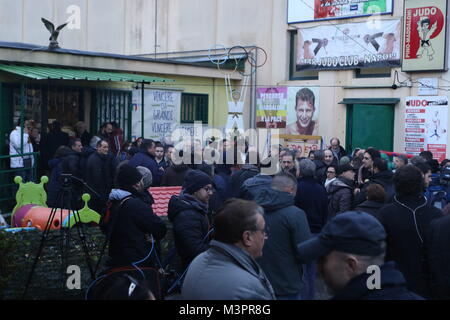 12 février 2018 - Un groupe de chômeurs de scampia prétendant pour manque de travail..Le Président de la Chambre des Députés italienne a visité Scampia au centre sportif de Gianni Maddaloni, père de la championne olympique de Sydney 200 Judo en judo..Un grand nombre de citoyens l'attendaient, ainsi qu'un groupe de manifestants de Scampia's work (Image Crédit : © Fabio Sasso via Zuma sur le fil) Banque D'Images