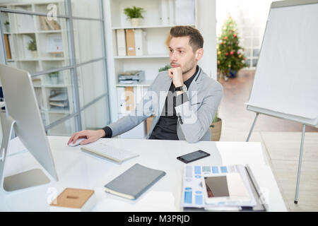 Young Businessman Working in Office Banque D'Images