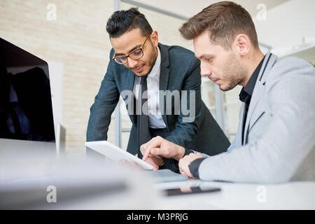 Deux entrepreneurs Démarrage Discussion Banque D'Images