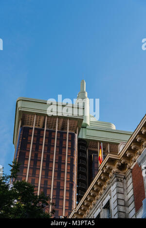 Madrid, Espagne - 1 mai 2017 : les tours de Colon à Madrid. Il s'agit d'un immeuble de bureaux immeuble composé de deux tours jumelles Banque D'Images