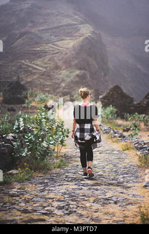 Femme randonneur sur la pittoresque route pavée. La route rejoint les villes de Cruzinha, Fontainhas et continue sur le chemin de Ponta do Sol. Santo Antao. Cap Vert Banque D'Images