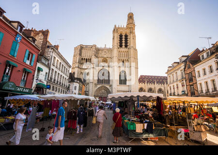 La Cathédrale de Saint Stephen de sens, une cathédrale catholique de Sens en Bourgogne, l'est de la France, avec la place du marché plein de gens Banque D'Images