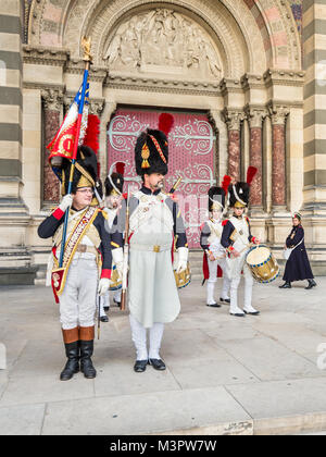 Marseille, France - le 4 décembre 2016 : Costume ancien de l'Armée à la reconstruction de l'événement historique en face de la cathédrale de la Major à Marseill Banque D'Images