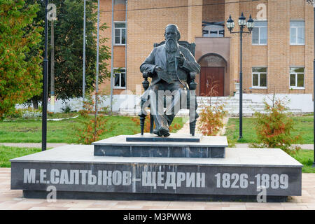 Taldom. L'oblast de Moscou, Russie - 25 septembre, 2017 : Monument de grand écrivain russe Mikhaïl Saltykov-Shchedrin Banque D'Images