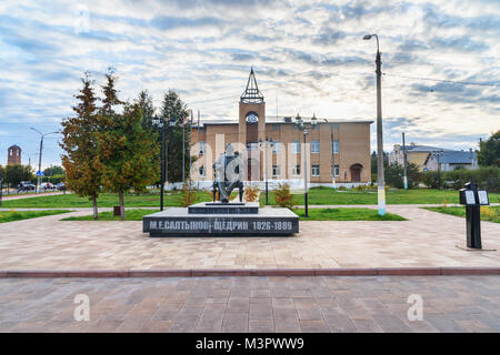 Taldom. L'oblast de Moscou, Russie - 25 septembre, 2017 : Monument de grand écrivain russe Mikhaïl Saltykov-Shchedrin Banque D'Images