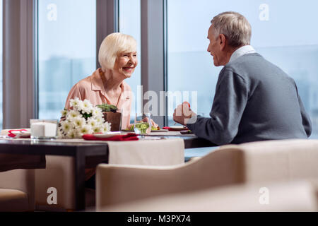 Mature couple laughing pendant le dîner Banque D'Images